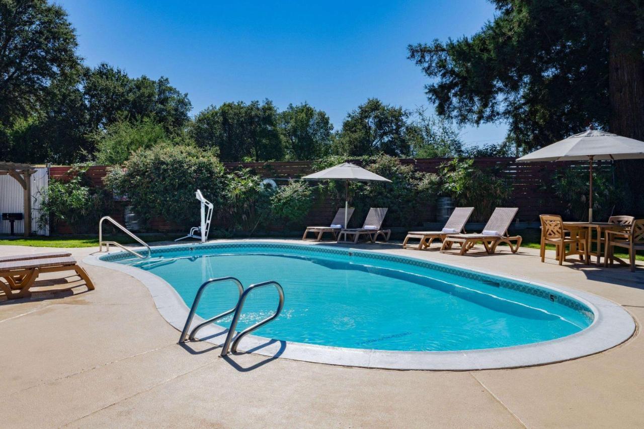 Super 8 By Wyndham Hotel 3*